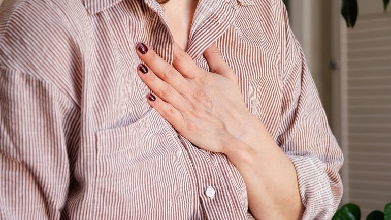 Druckgefühl in der Brust ist Symptom bei Zwerchfellentzündung