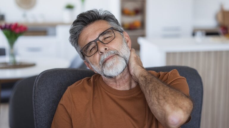 Schmerzen in Schultern oder Nacken: Typisch bei Zwerchfellentzündung