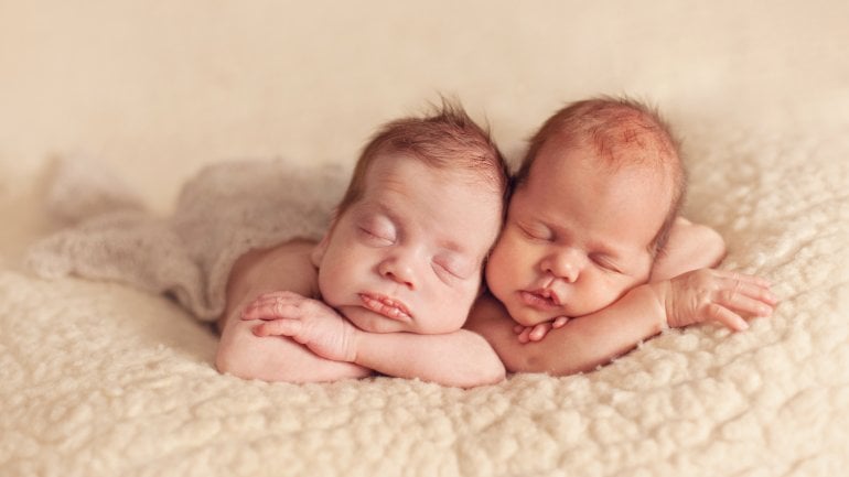 Das Bild zeigt ein neugeborenes Zwillingspaar.