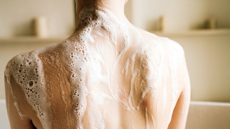 Hautpflege: Diese Produkte eignen sich bei Pickeln am Rücken