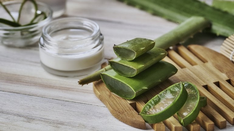Pickel am Rücken: Aloe Vera, Kamille und grüner Tee wirken beruhigend